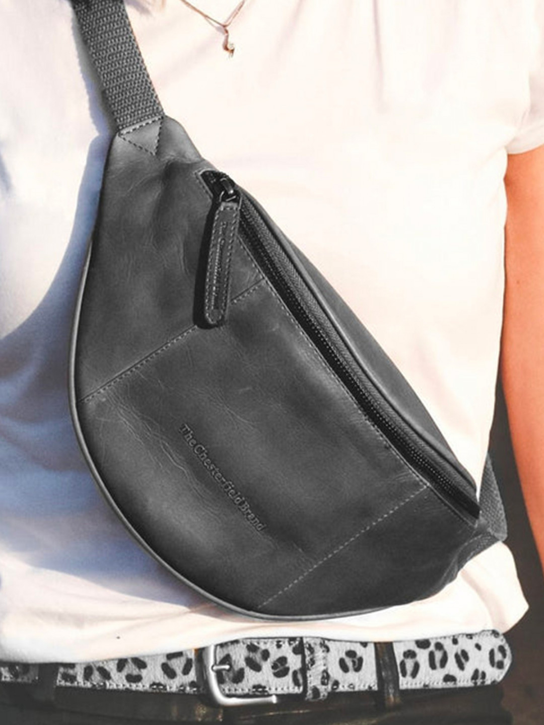 Kožená ledvinka The Chesterfield Brand Eden – černá